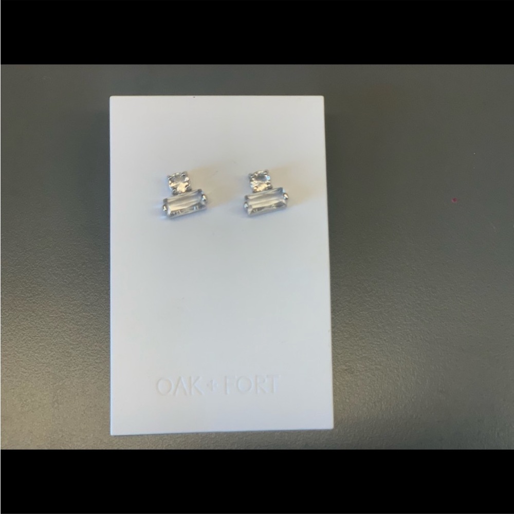 NWT Oak + Fort minimal earrings

Never used.